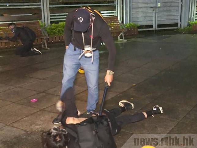 8月31日晚，有喬裝成示威者的警員在銅鑼灣維園行動。（港台圖片）