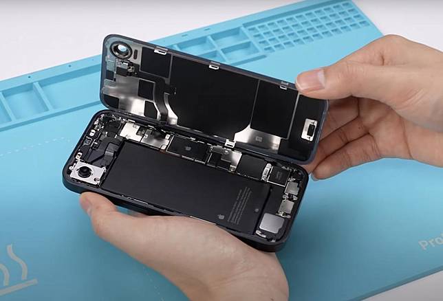 拆解iPhone 16e的內部設計更接近iPhone 15。(圖／翻攝YT)