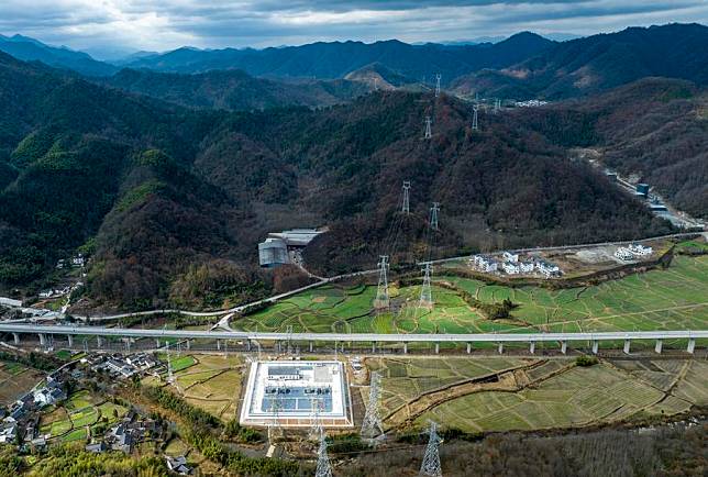 This aerial photo taken on Dec. 14, 2023 shows the 220kV external power supply project of Huangshanxi Traction Station encountering the Chizhou-Huangshan Railway under construction in Yixian County of Huangshan, east China's Anhui Province. (Photo by Zhao Xianfu/Xinhua)