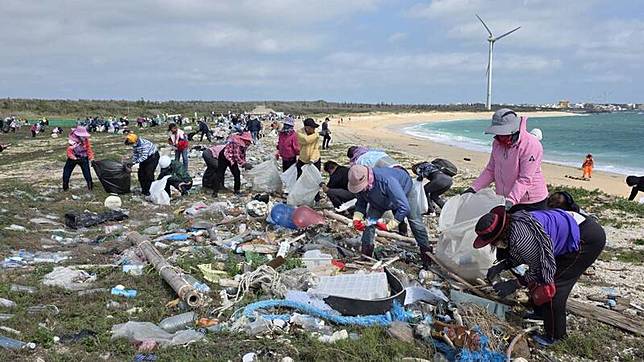 澎湖縣政府春季大淨灘1日在龍門沙灘舉行，民眾彎 腰撿拾海漂廢棄物，希望再現美麗海灣。 中央社