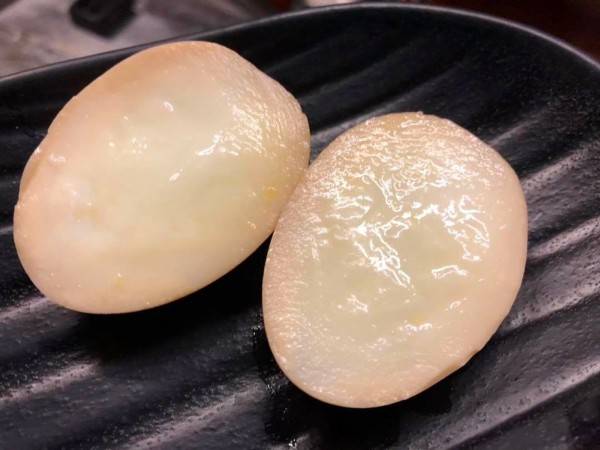 拉麵披蕯店業者「三凸」經手20萬顆雞蛋，首次遇到剖開無蛋黃的滷蛋。(「三凸」提供)