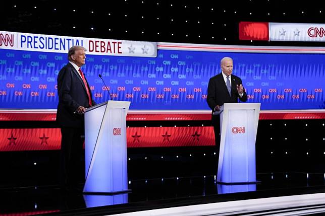 美國總統大選總統候選人首場辯論會登場，川普（左起）與拜登激烈交鋒。（資料照，美聯社）