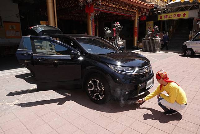 掃完墓之後，車子輪胎是特別要加強淨化的部分。（記者陳俊文攝）