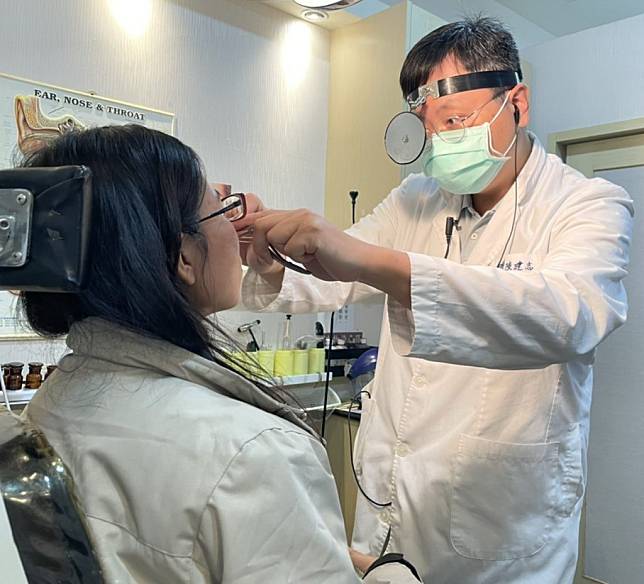 醫師陳建志診療暈眩患者，表示切勿亂做耳石復位術。（醫師陳建志提供）