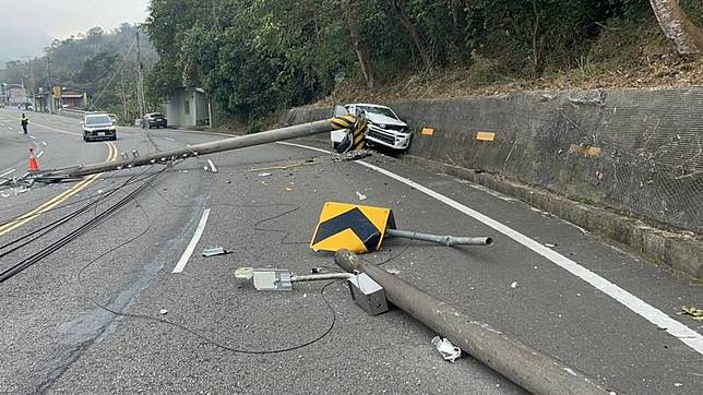 新加坡籍路姓男子帶妻女來台租車自駕遊，14日下午 行經苗栗縣獅潭鄉台3線約114公里處意外自撞電桿， 現場2支電桿橫倒路面；車內路男及女童自行脫困， 但妻子受困後座，救出時已無生命跡象、送醫不治。 中央社