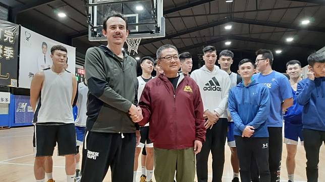 籃協在組訓的皓宇國際籃球培訓中心召開記者會，解釋目前中華男籃組訓情況