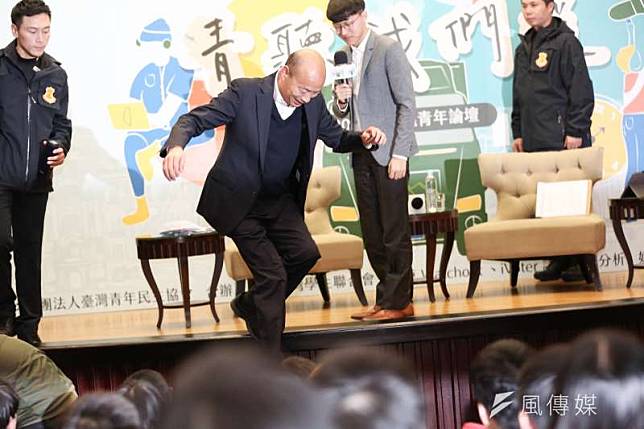 國民黨總統候選人韓國瑜5日出席2020總統大學青年論壇，論壇結束後並跳下講台與民眾合照。（簡必丞攝）