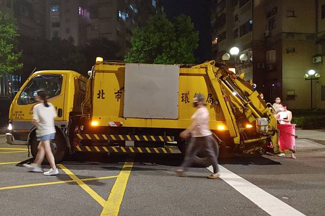 台北市環保局清潔隊提早收假，明天（大年初四）起將依原時間及路線收運一般垃圾、廚餘及資源回收物。（新新聞資料照）