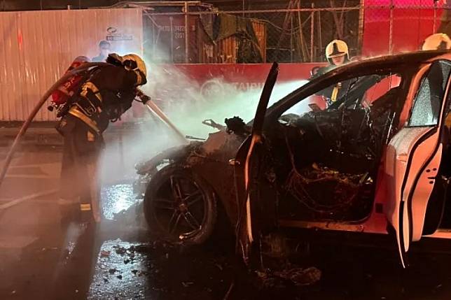 台中市26歲男子酒駕肇事，其保時捷休旅車起火被燒成廢鐵。（圖／翻攝自記者爆料網）