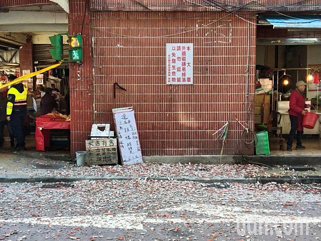 基隆市成功國宅外牆磁磚日前大面積迸裂，掉落地面，警方管制人車通行，以免被砸傷。記者邱瑞杰／攝影