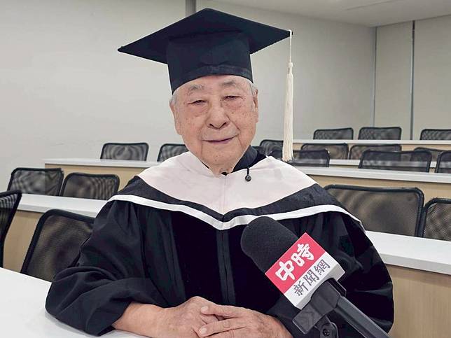 92歲資深氣象主播李富城，今年6月將取得世新大學傳播管理學系碩士在職專班學位。(照片/游定剛拍攝)