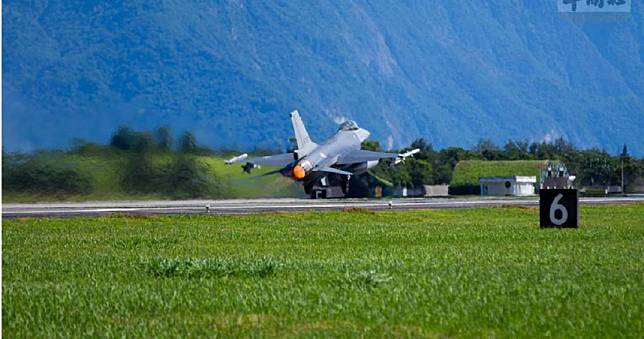 花蓮基地F-16V戰機空中巡弋　反駁「南京軍艦接近和平火力發電廠」假消息