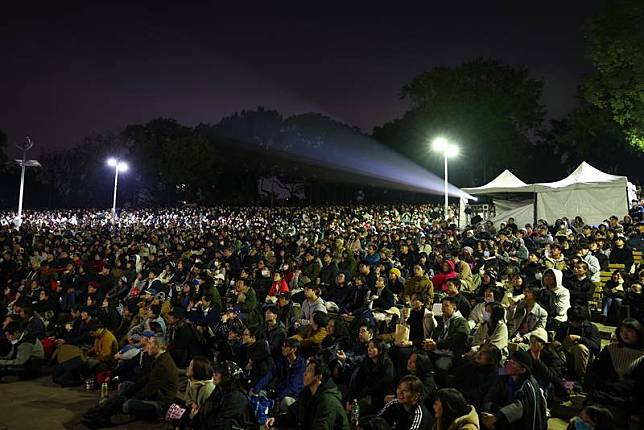 有網友發起「在大安森林（公園）一邊哭一邊跨年」 活動獲熱烈迴響，國家電影及視聽文化中心也協助舉 辦，31日晚間吸引大批人潮到大安森林公園共襄盛 舉，一起觀看電影「愛情萬歲」。 中央社記者王騰毅攝 113年12月31日