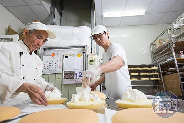 兒子徐若為（右）鼓勵父親徐振彬（左）復出做派，重啟經典味道。