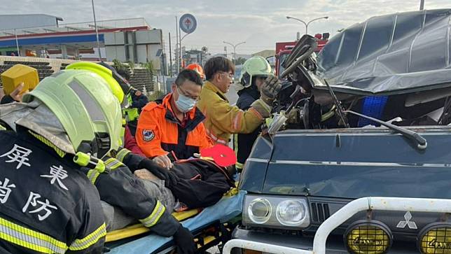 21日，屏東市一輛廂型車行駛途中被一輛白色車輛碰撞，廂型車翻覆一圈，飛進對向車道，前座被壓扁。讀者提供