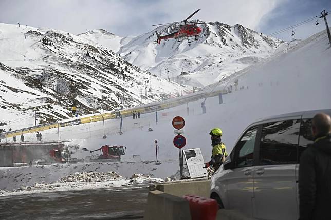 西班牙一處雪場的纜車發生事故，造成80人受困，約30人受傷。（圖／美聯社）