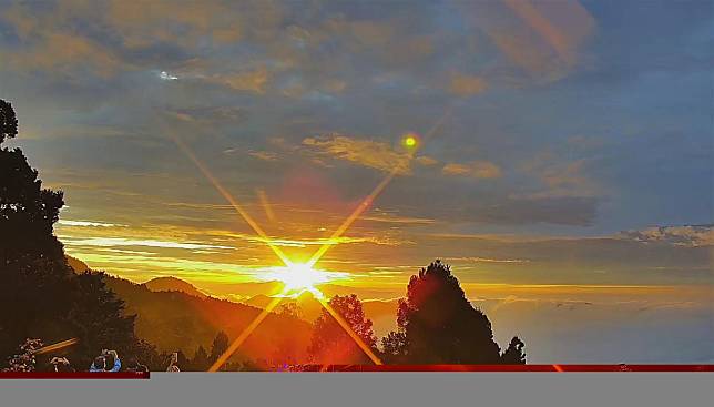 嘉義林管處推出阿里山線上賞景，透過24小時即時影像，將美麗夕陽盡收眼底。（嘉義林管處提供）