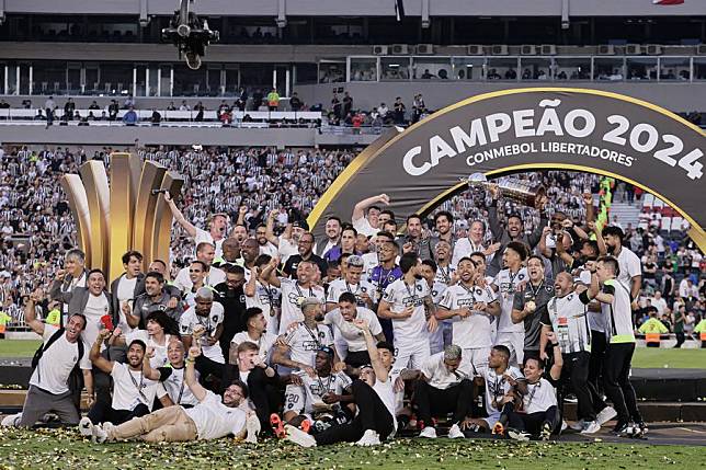 Botafogo players celebrate with the trophy after the Copa Libertadores final against Atletico Mineiro at the Mas Monumental stadium in Buenos Aires, capital of Argentina, on November 30, 2024.(Xinhua/Luciano Gonzalez)