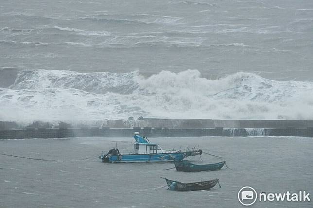 中央氣象署預報員林定宜上午指出，在菲律賓東方海面和南海一帶都有熱帶擾動生成，是否能形成今年首颱蝴蝶，週二之前機率不高，週二之後再進一步觀察。 圖：張良一/攝（資料照）