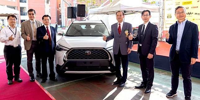 國瑞汽車推動產學合作，由處長吳梵（右二）代表捐贈一台全新TOYOTA COROLLA CROSS汽車予南台科大，提供機械系先進車輛組師生研究、教學使用。（記者汪惠松攝）