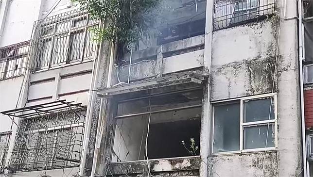 男子放火聲稱是為了驅蟲。圖／台視新聞