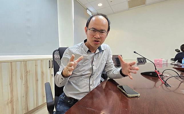 何勝惟研究發現酸菜液有助貝類養殖，認為可創造產業與環境雙贏。（攝影／林吉洋）