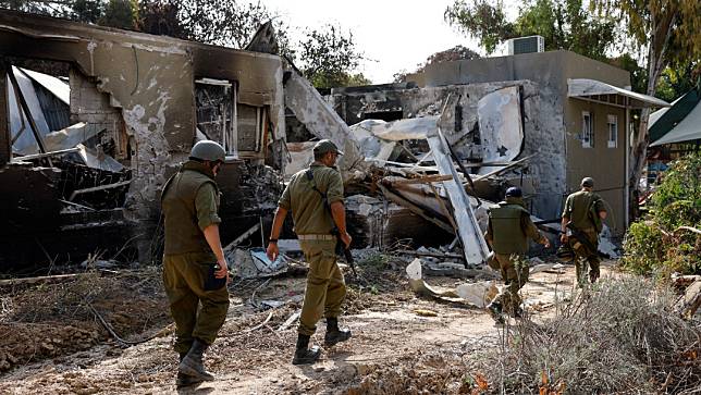 以色列士兵22日經過以色列南部、7日遭哈瑪斯攻擊的貝里集體農場。路透社