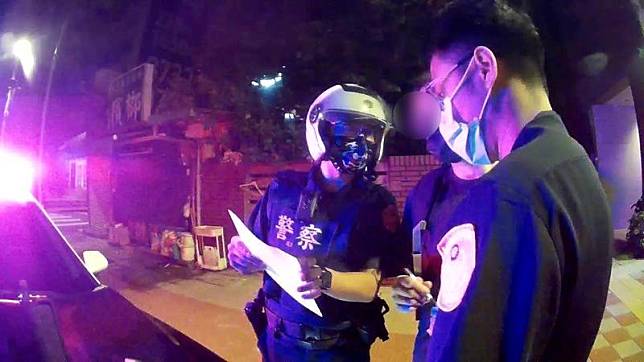 台北市1名男子因駕車蛇行、左右搖晃，經松山分局民有派出所員警予以攔查確認酒駕。（松山分局提供）