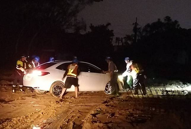 彭姓駕駛疑似被導航誤導，把自小客車開進山菓路航空城用地的泥濘處，導致車輛陷入泥濘，動彈不得。圖：讀者提供