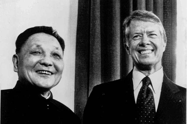 1979年中國副總理鄧小平訪問美國，在白宮橢圓形辦公室與卡特（Jimmy Carter）總統會晤。（資料照，AP）