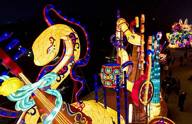 A drone photo taken on Jan. 22, 2025 shows visitors watching lanterns on the city wall of Xi'an during the 2025 Chang'an Lantern Festival in Xi'an, northwest China's Shaanxi Province. (Xinhua/Zou Jingyi)