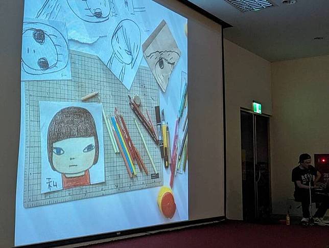 日本藝術家奈良美智29日在澎湖生活博物館演說，分 享2021年COVID-19疫情隔離期間在台南畫的隨筆畫 作，還有當時的工作桌。 中央社記者王寶兒攝 113年3月29日