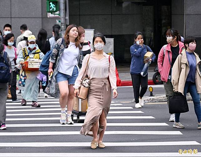 入夜後東北季風增強，北部及東半部地區下雨的機率、範圍皆增加，民眾外出應攜帶雨具備用。(資料照)