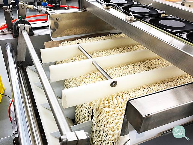 阿舍工廠有高達7成比例是自動化，像是運用麵體切割刀模機，切出極細刀工麵體。（圖片來源：阿舍提供）