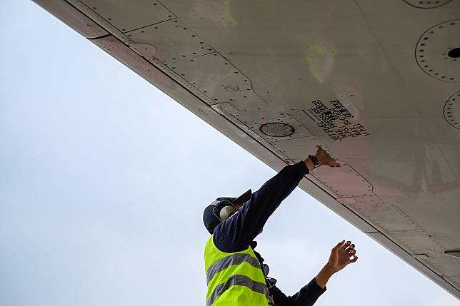 台灣航太修復產業工會意識到高溫職災的風險，曾在停機棚測到53度、機艙42度高溫，顯示航空修護員的勞動環境惡劣。圖／取自Unsplash  
