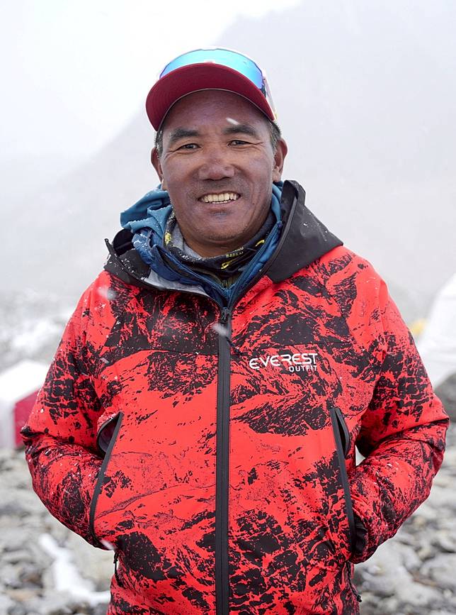 55歲聖母峰嚮導卡米瑞塔雪巴，今天（5/17）第32次於聖母峰成功攻頂，打破他創下的31次紀錄。路透社