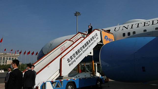 美國國務卿布林肯18日飛抵北京訪問，中國外交部派北美司司長楊濤接機，現場並未鋪設紅地毯，被外界視為刻意冷落布林肯。路透社
