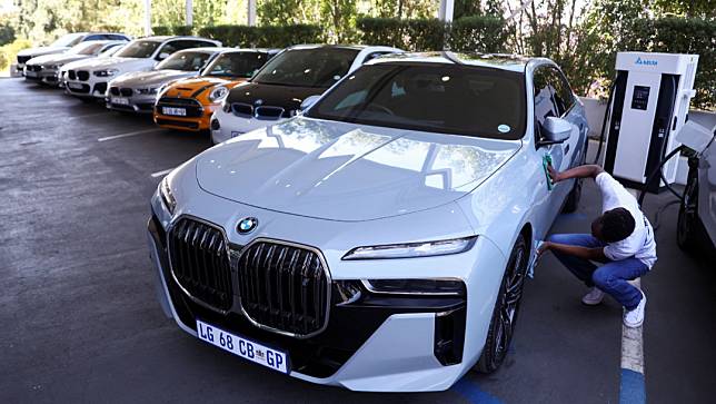 BMW電動車充電。圖為2023年10月27日在南非。路透社