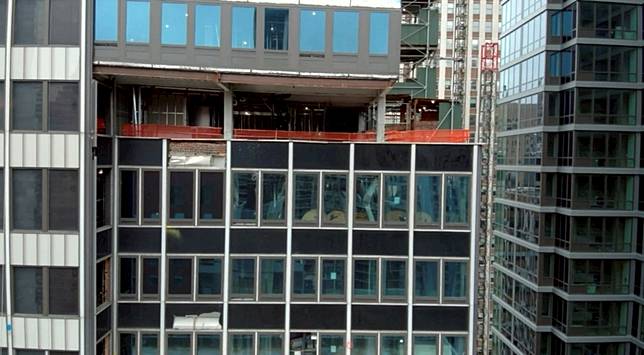 美國紐約市曼哈頓一棟高樓建築鋼樑彎曲往外傾斜，警方緊急疏散附近民眾。路透社
