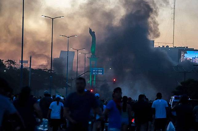 玻利維亞近期爆發大規模抗議事件，部分民眾不滿政府能源政策而走上街頭，甚至對部分道路進行封鎖。(資料照片) 圖：翻攝@Lachechi19推特