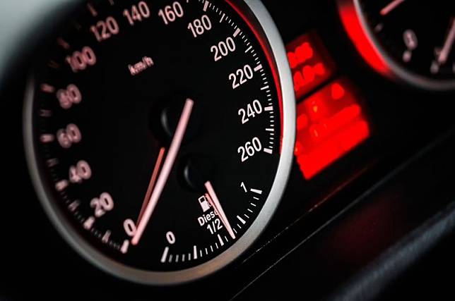 ▲駕駛、超速、買車、飆車、公路、里程表、時速（示意圖／取自《Pixabay》）