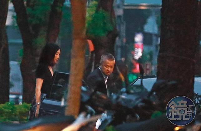 9月8日18：05，陳昱羲（右）與錢德月（左）的感情要好，他特別驅車前往接送，兩人消失在台北街頭。