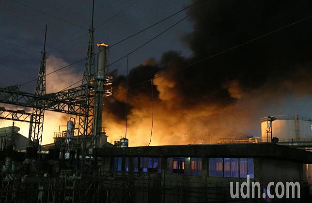 高雄林園聯成化學工廠爆炸烈焰竄天，現場濃煙竄天，起火點旁就是油槽，消防隊員全力灌救中。記者劉學聖／攝影