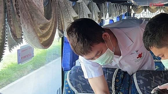 ช็อกทั้งรถทัวร์ ผู้โดยสารสาว กลายเป็นศพ นั่งเสียชีวิต เผยผลชันสูตร |  Khaosod | LINE TODAY