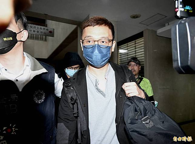 檢方今晨訊後諭令調查官余正煌20萬元交保。(記者羅沛德攝)