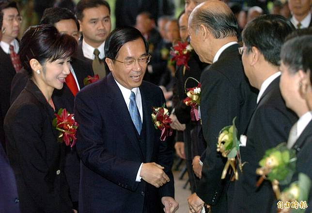 台北101大樓2004年開幕啟用，當時董事長陳敏薰 (左)陪同陳水扁總統向在場來賓致意。(資料照)