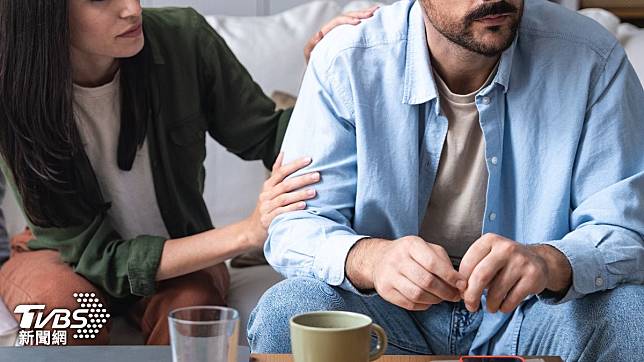 男網友分享剛領年終女友就來討錢。（示意圖，非當事人／shutterstock達志影像）