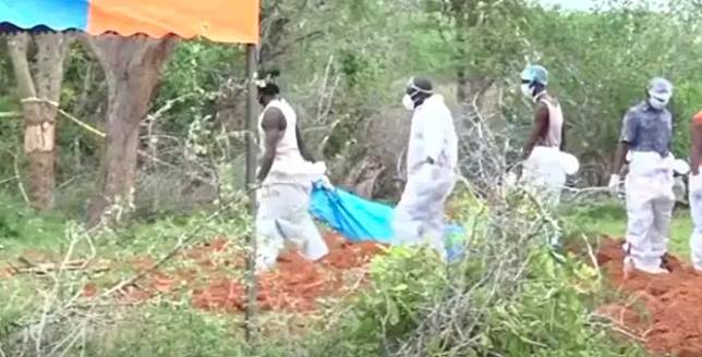 肯亞當局在邪教好消息國際教會的亂葬崗內挖掘屍體。 圖 : 影片截圖