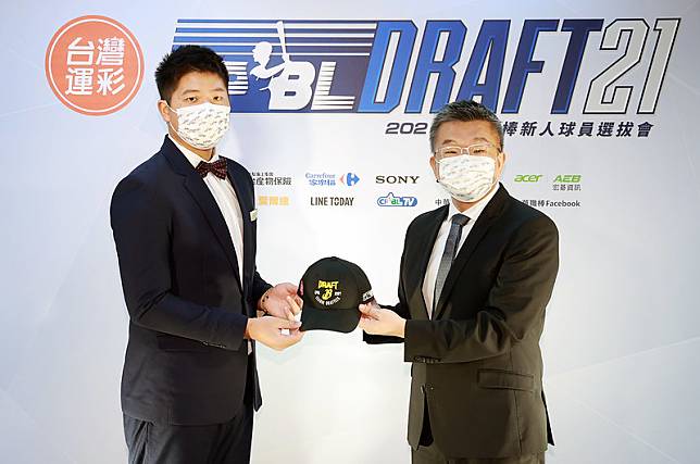 陳志杰(左)是去年中職選秀會中信兄弟第2指名。中華職棒提供
