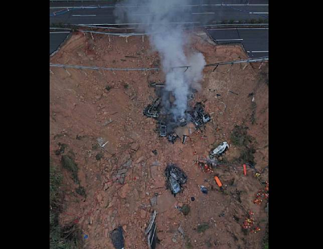 中國廣東省梅龍高速公路今天凌晨路基突然嚴重坍塌，至少20輛車墜入坑中，統計至下午已知24死，另有30人送醫。(圖擷自微博)